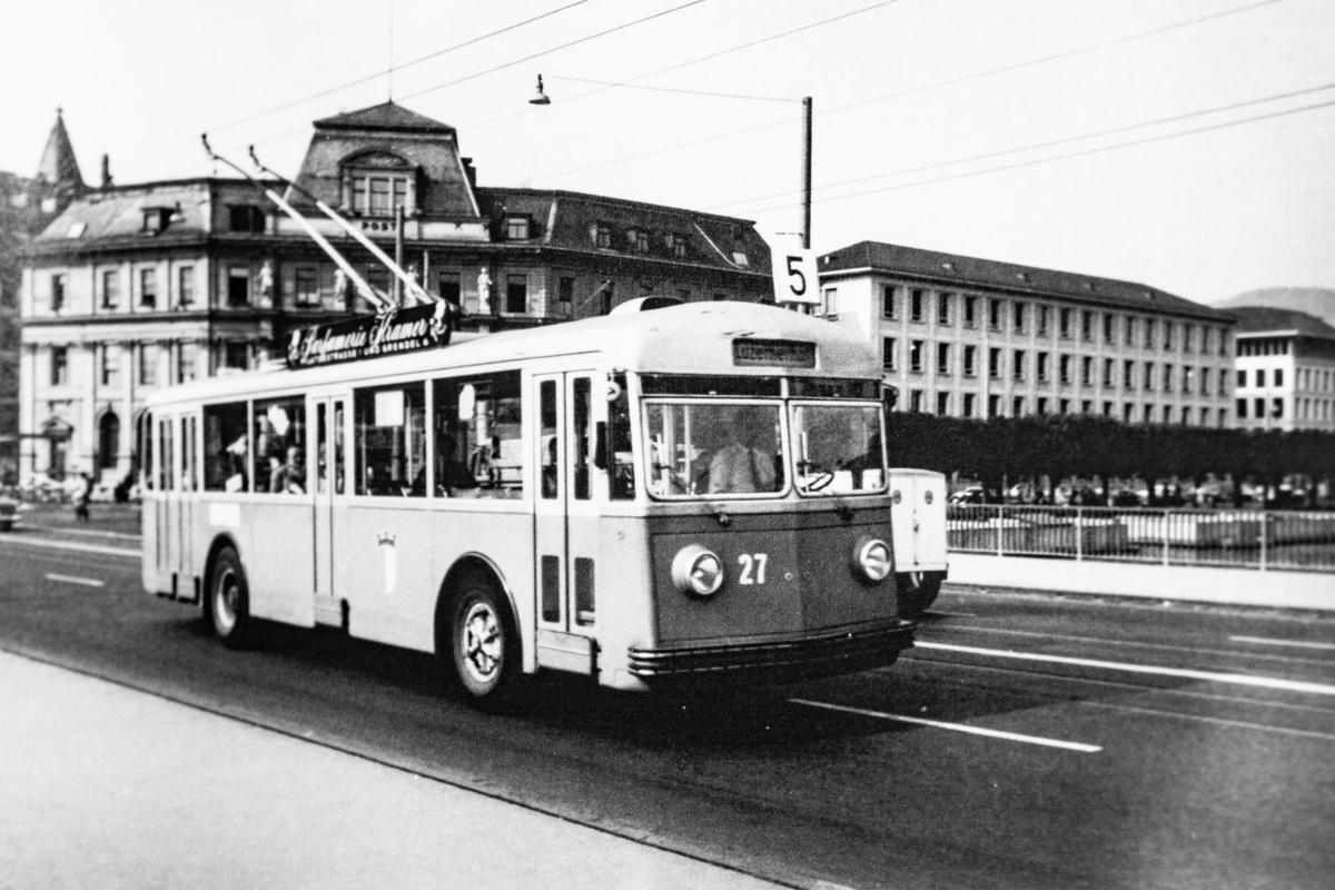 Luzern als moderne Stadt in den 1950er-Jahren. Der FBW-Trolleybus Nr. 27 auf der vierspurigen Seebrücke, die 1936 eröffnet worden war. Die modernen Gebäude in der Bahnhofstrasse waren wie der Trolleybus erst kurz zuvor gebaut worden. (Urs Strub)