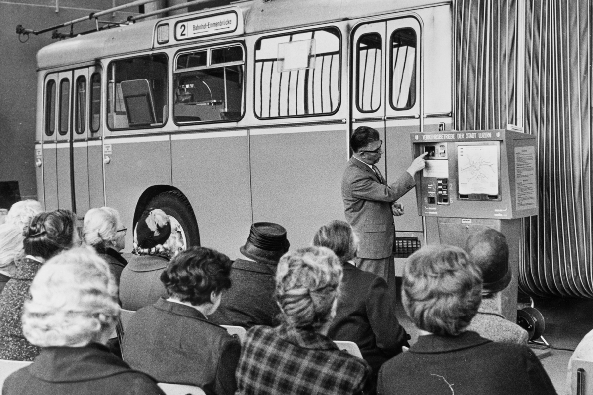 Josef Troxler, Chef Betriebsdienst, erklärt den Billettautomaten „Sadamel“ bei einer Schulung um 1969-1970.