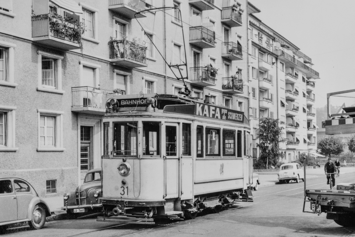 Tram in der Eschenstrasse in der Nähe des ehemaligen Tramdepots. (Archiv VBL)