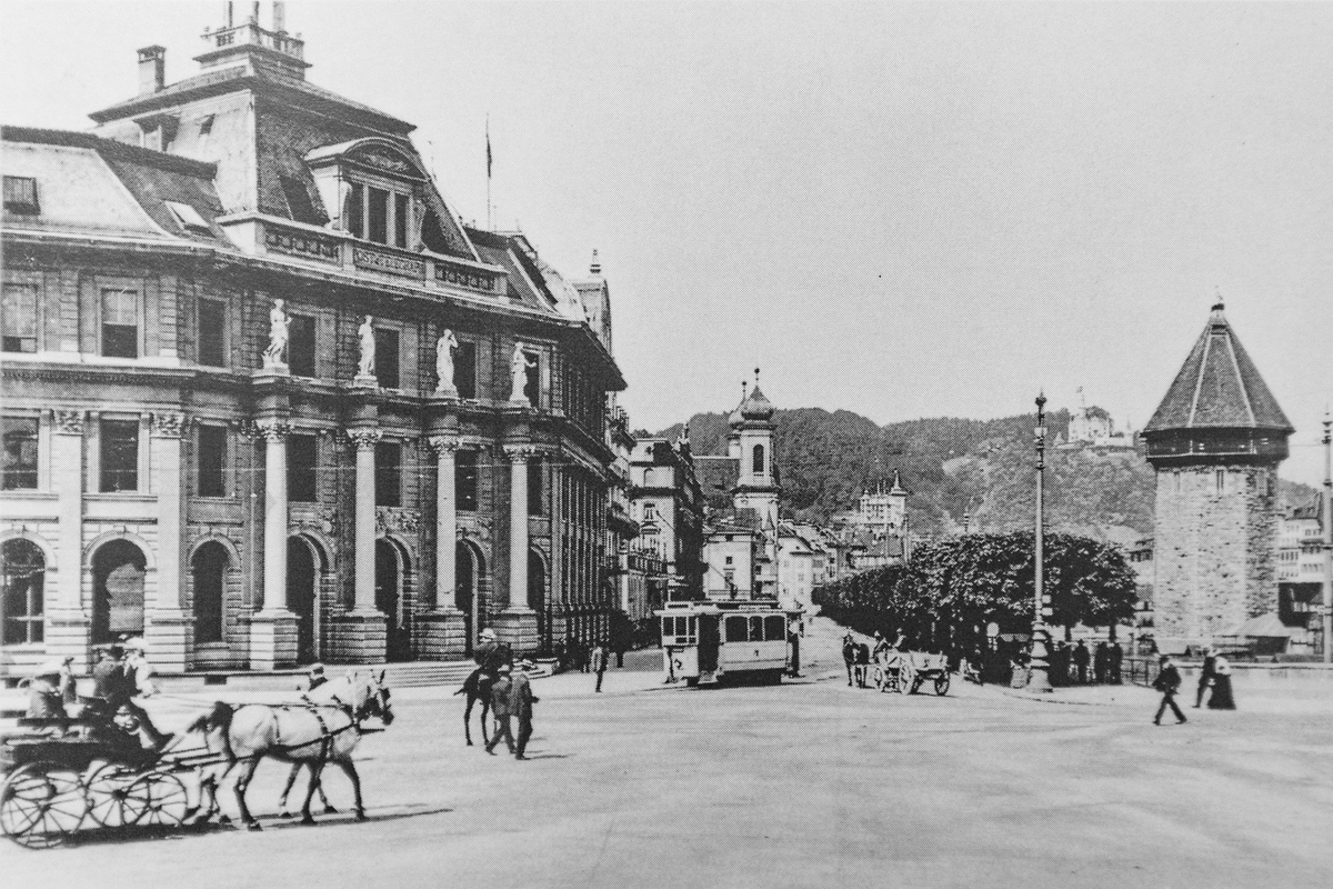 1905 vor dem Hautpost-Gebäude vor der Abfahrt Richtung Untergrund. (Archiv VBL)