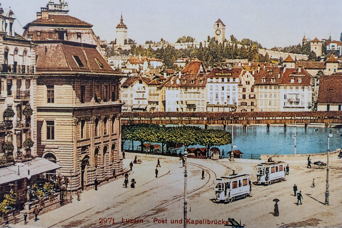 Kolorierte Ansichtskarte zweier Tramwagen auf dem Bahnhofsplatz. (Archiv Zentralbibliothek)