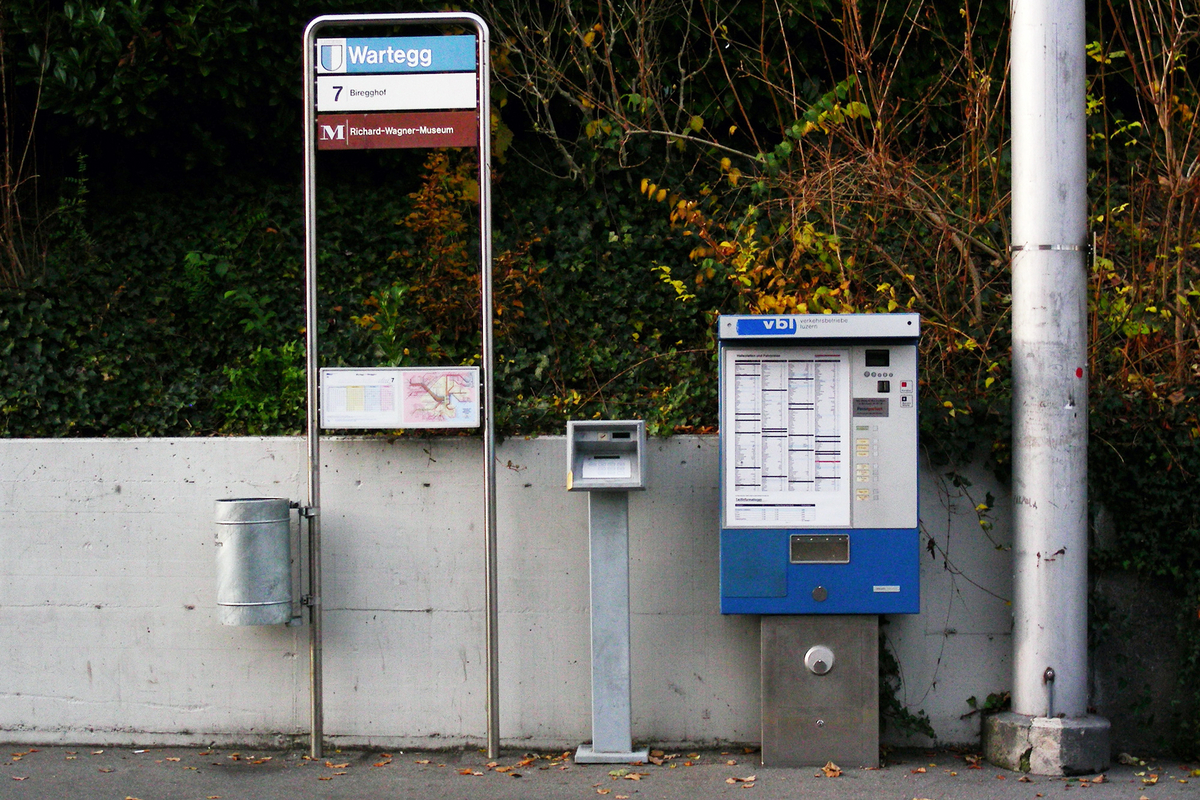 Billettautomat und Entwerter bei der Haltestelle Wartegg. (Bild Sandro Flückiger)