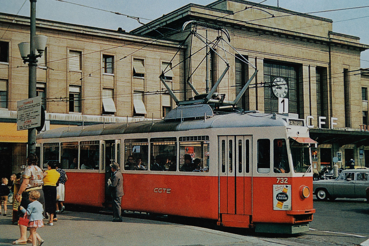 Kaum mehr als Luzerner Tram zu erkennen: Be 4/4 102 in Genf. (Foto M. Kurz / Slg. C. Berger)