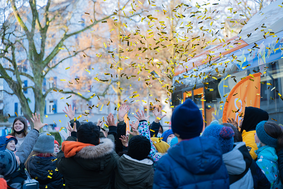 Kinder der Schulhäuser Säli und Steinhof durften einen Elektrobus mit ihren Zeichnungen verzieren.