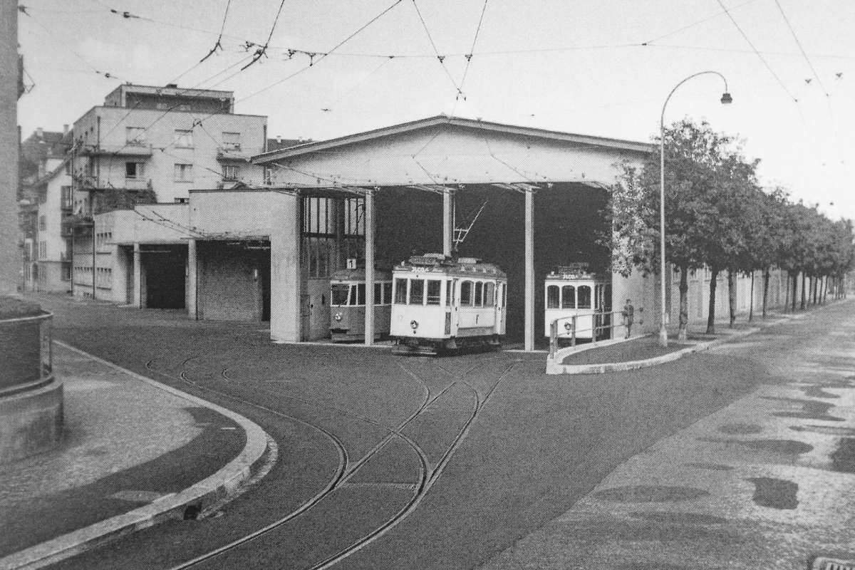 Wagenhallte an der Eschenstrasse Ende der vierziger Jahre; links Autobus- und Trolleybusgarage. Das Gebäude wird heute noch durch die Feuerwehr Stadt Luzern genutzt. (Foto Laubacher)