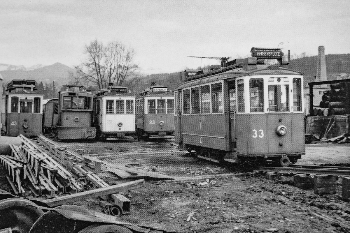 Ausrangierte Trams vor deren Entsorgung durch Verbrennen; Tribschenareal Luzern im Spätherbst 1961. (Foto W. Trüb, Archiv TMZ)