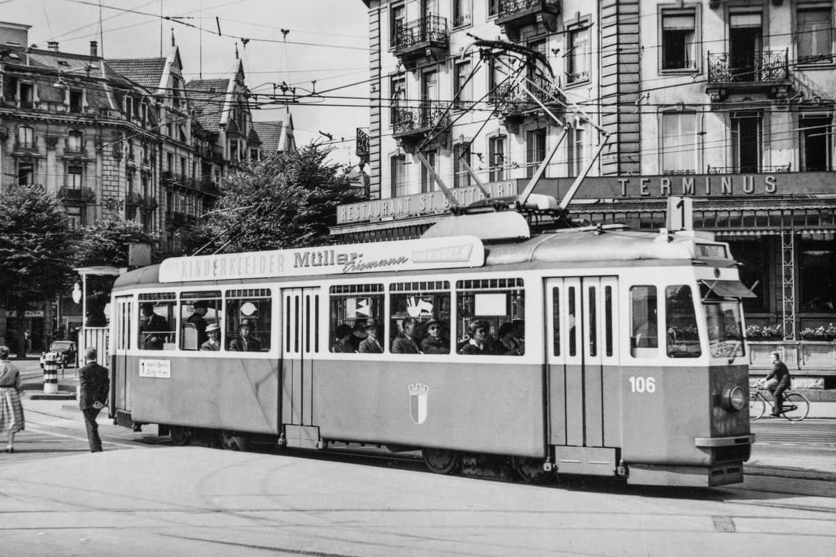Tram der Linie 1 um 1950 am Bahnhof Luzern, im Hintergrund das ehemalige Restaurant St. Gotthard und das Hotel Monopol an der Pilatusstrasse. (Archiv VBL)