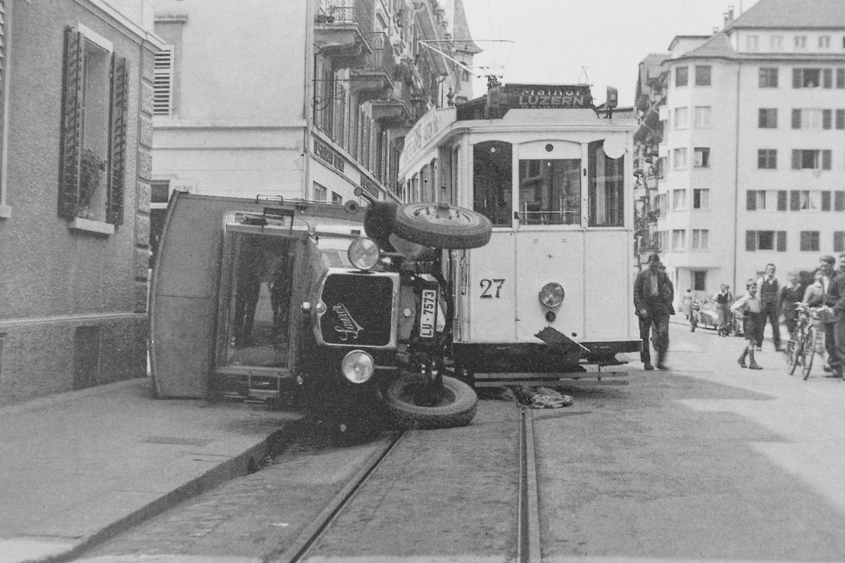 Kollision zwischen Tram und Autobus wenige Meter vor dem Depot. (Archiv VBL)