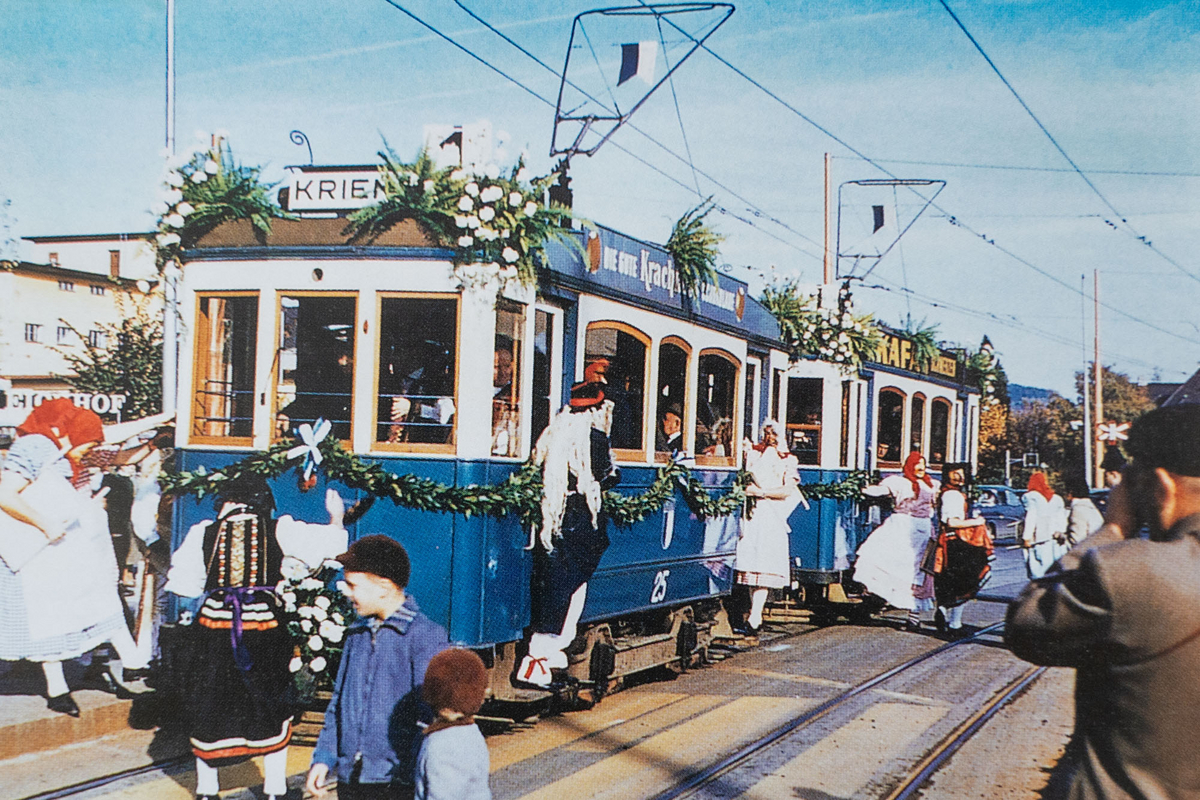 Letzte Tramfahrt Luzern – Kriens am 11. November 1961. Zustieg fasnächtlicher Krienser Figuren. (Foto W. Lipp)