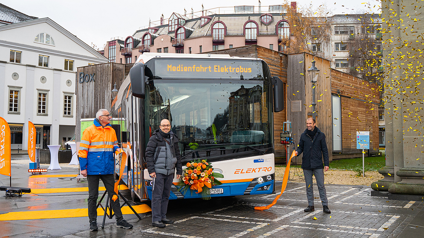 Einweihung der ersten drei vbl-Elektrobusse am 12.12.21