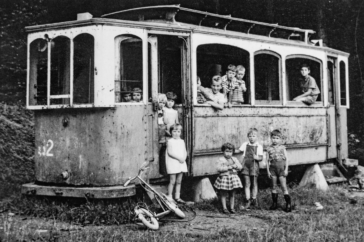 Tramwagen Ende der fünfziger Jahre als «Kletterobjekt» auf einem Kinderspielplatz. (Archiv VBL)