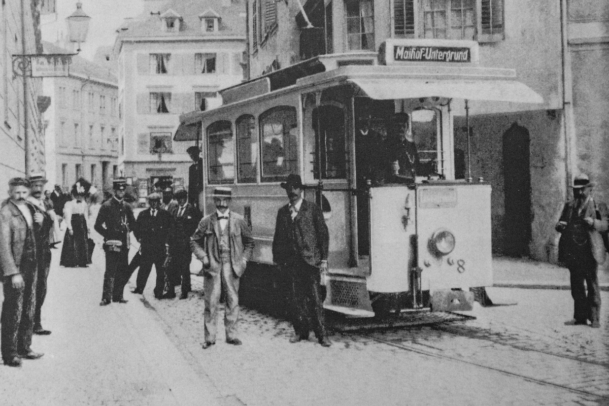 Tram um 1900 in der Bahnhofstrasse: Wagenführer, Billeteur und sonntäglich gekleidetes Volk posieren für den Fotografen. (Foto MFO)
