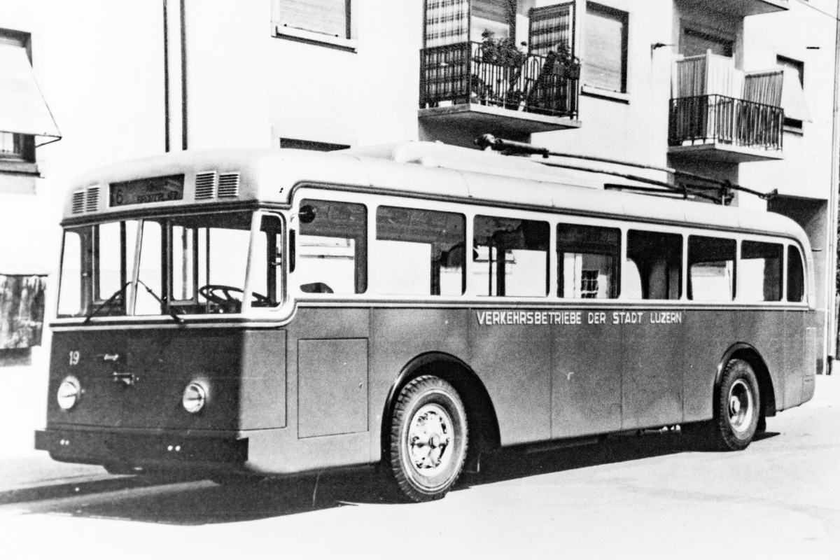 Der Trolleybus Nr. 19 mit Baujahr 1942. Das Rollband zeigt mit «6 Allmend Sportplatz» eine Einstellung an, die im Linienbetrieb nie existiert hat. (Sammlung Roly Stirnemann)