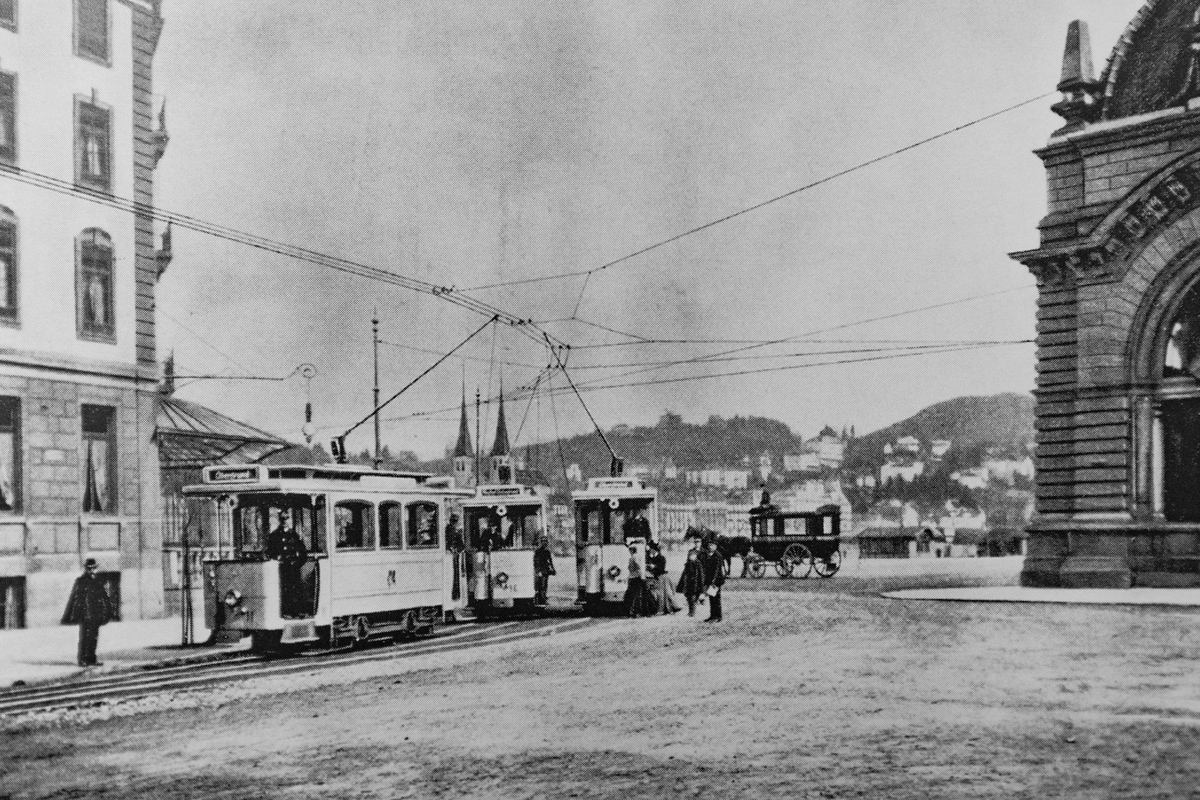 Begegnung dreier Trams auf dem Bahnhofsplatz. Die Stromabnehmer sind so an die Fahrdrähte gelegt, dass je ein Wagen Richtung Obergrund, Untergrund und Halde zur Abfahrt bereitstehen. (Foto MFO)