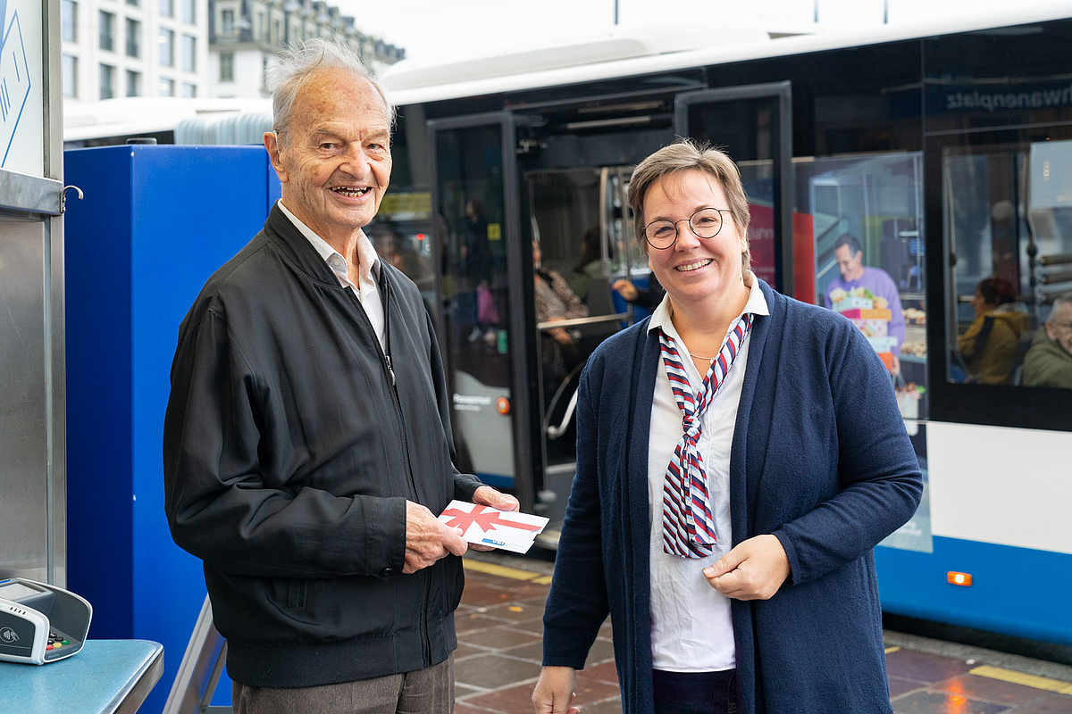 Stefanie Thiele, Leiterin Verkauf übergibt Franz Bertuzzi ein Jahresabo zu seinem hundertsten Geburtstag.