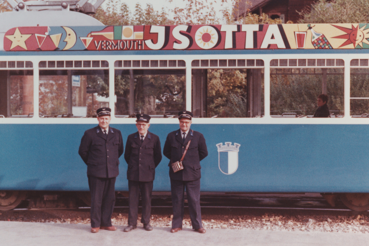 Billetteur und Wagenführer vor einem Luzerner Tram. (Archiv VBL)