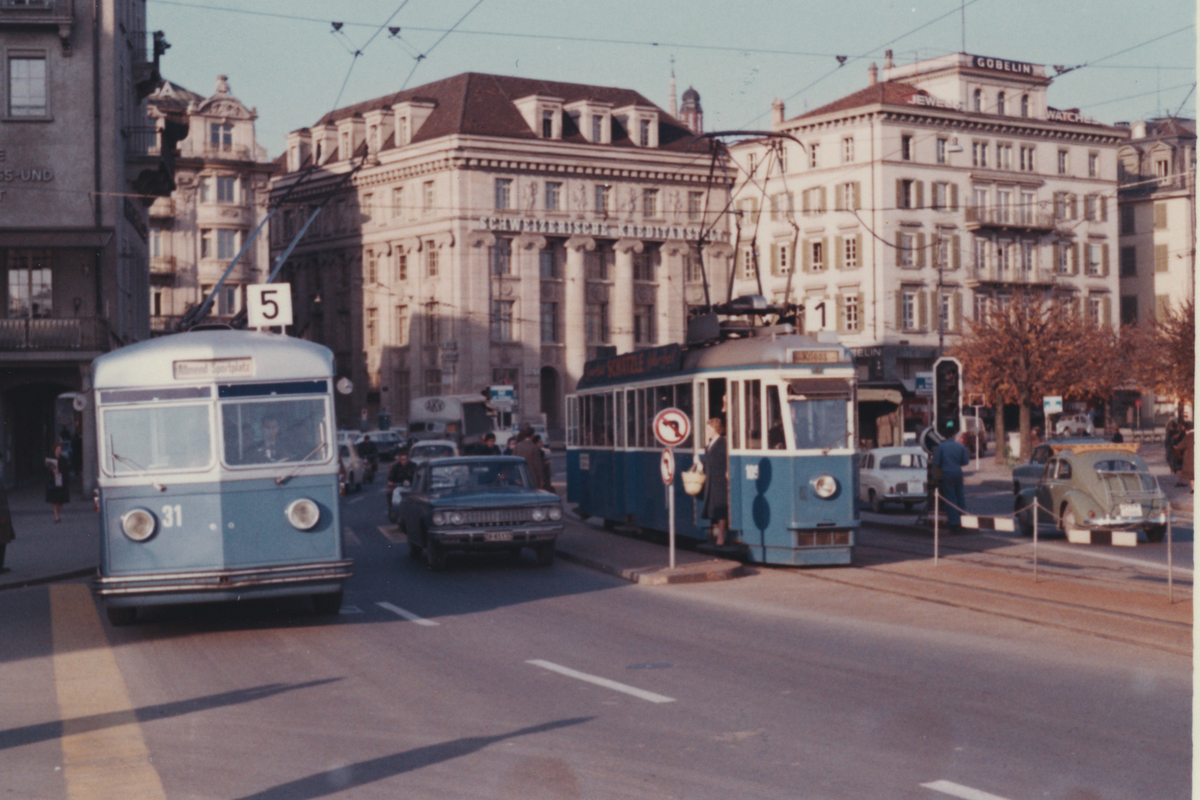 Trolleybus und Tram am Schwanenplatz (Archiv VBL)