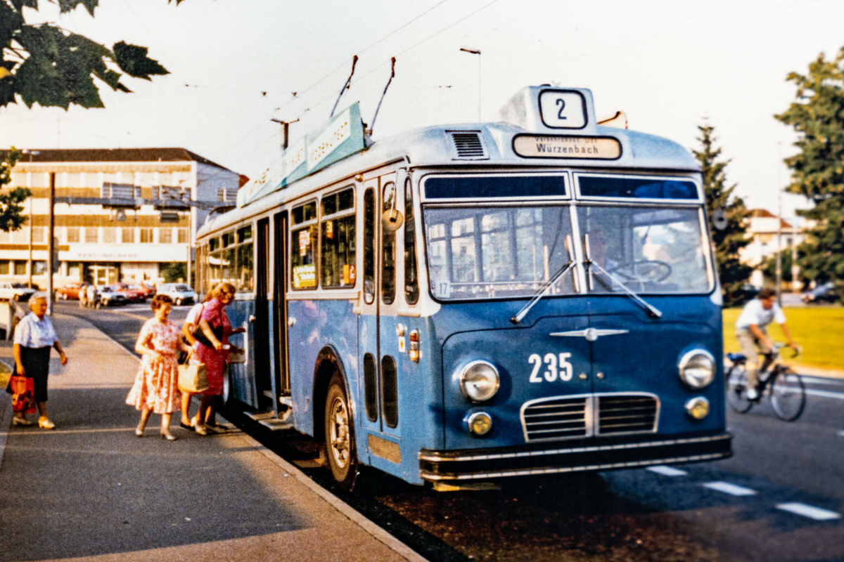 Der Seetalplatz wurde 1971 komplett umgestaltet und den erhöhten Verkehrsaufkommen angepasst. Auf einem Spätkurs lässt der Schindler-Trolleybus Nr. 235 hier im Juli 1986 Fahrgäste zusteigen. (Roly Stirnemann)