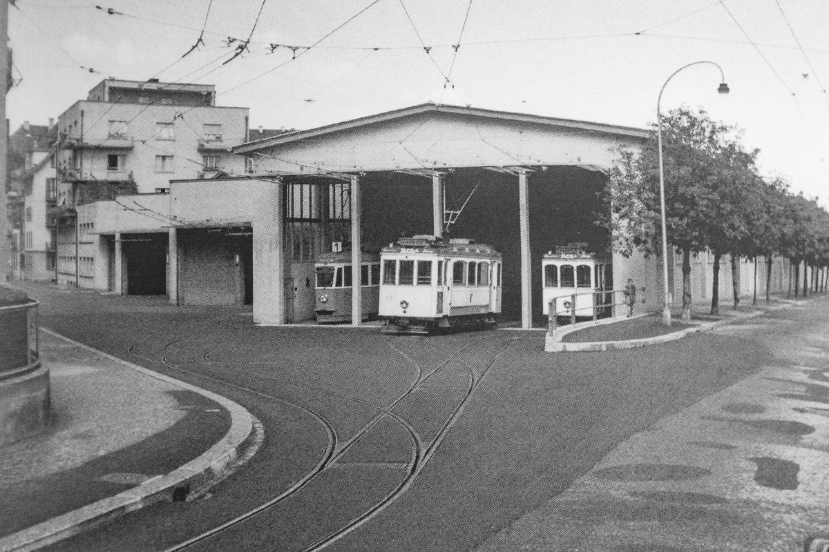Das «alte» vbl Depot: Die Wagenhallte an der Eschenstrasse Ende der vierziger Jahre; links Autobus- und Trolleybusgarage. (Foto Laubacher)